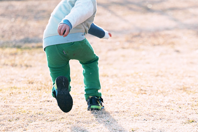 走る子供